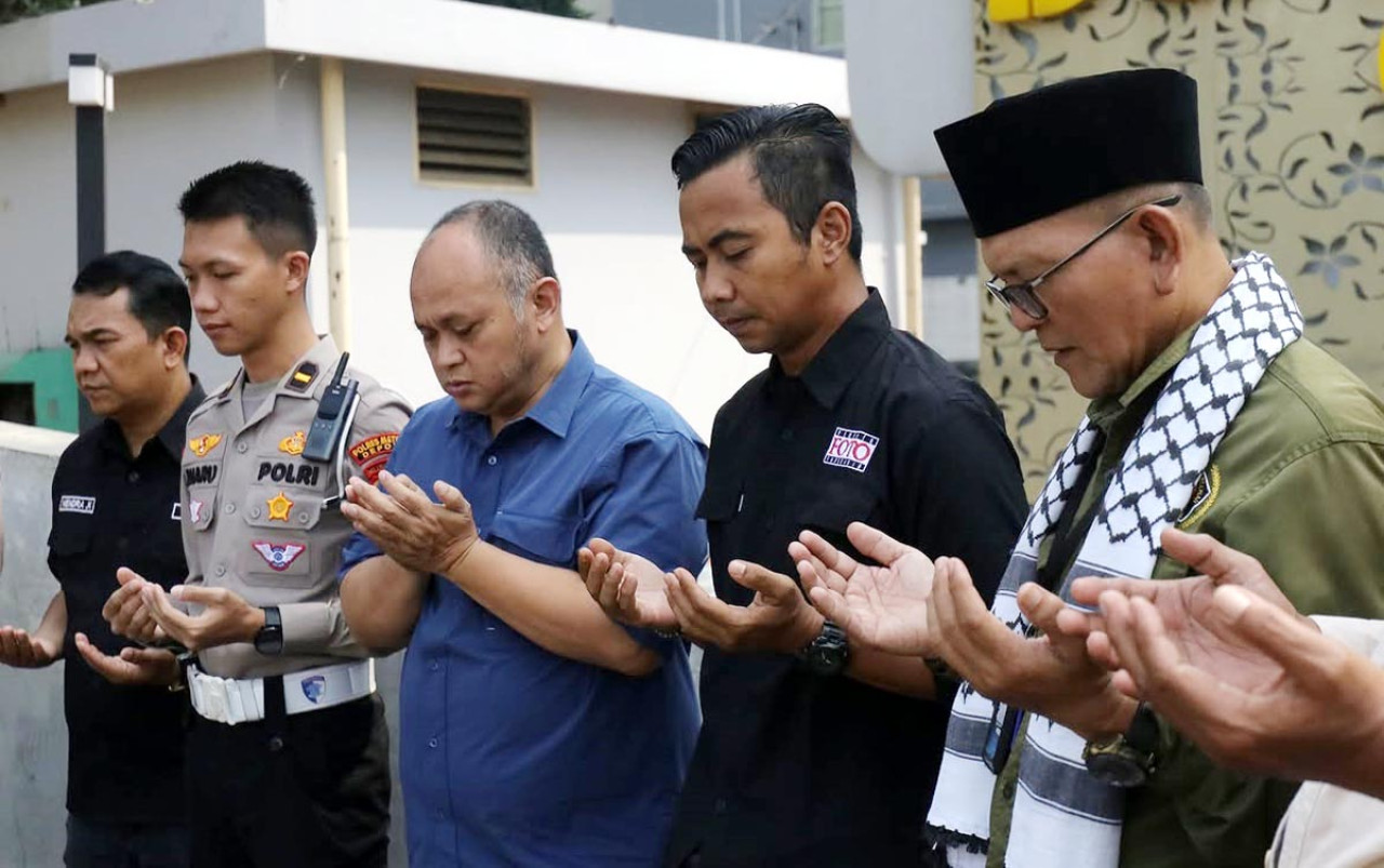 Sejumlah wartawan dari berbagai organisasi menggelar doa bersama di Depok Open Space, Depok, Jawa Barat, Kamis (10/9/2026). (Foto: @halodiw_ / PFI Jakarta)