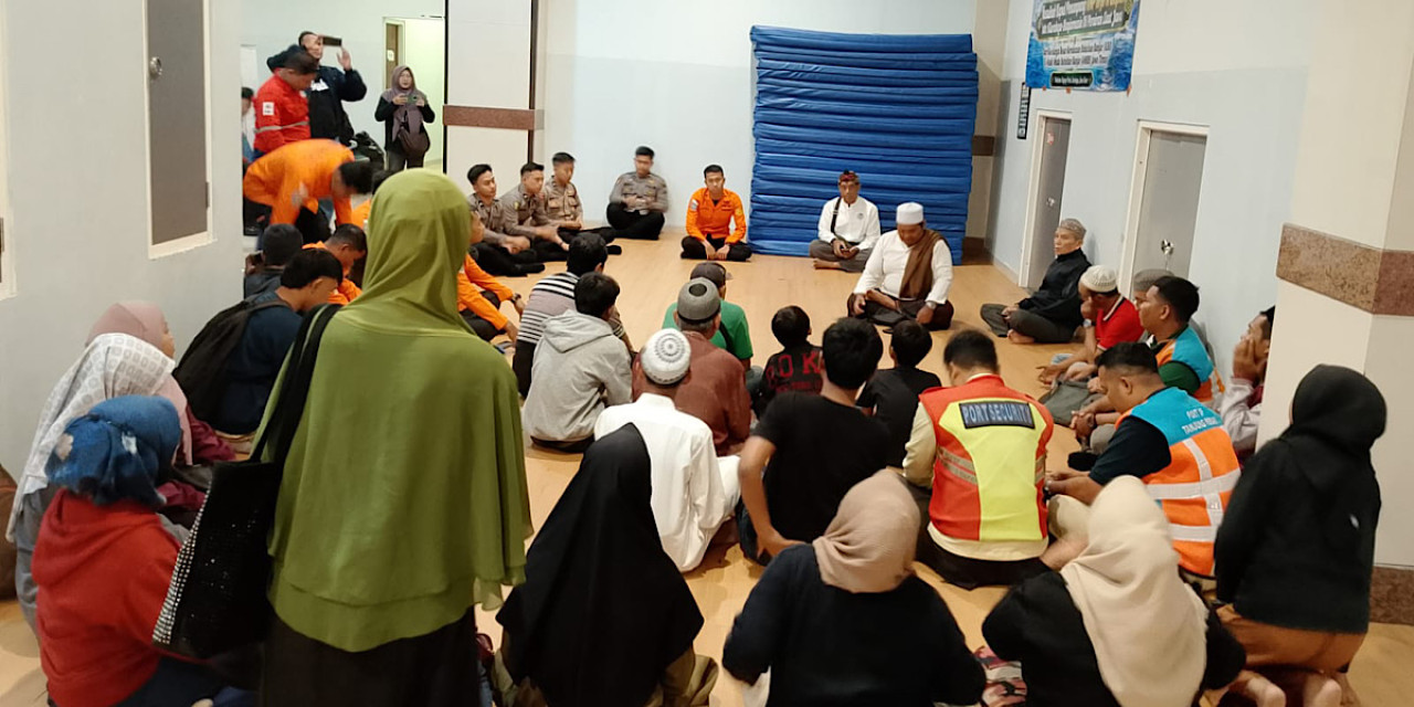 Doa bersama di Posko Terpadu Terminal Penumpang Gapura Surya Nusantara (GSN), Pelabuhan Tanjung Perak, Surabaya. (Foto: Sujianto/jatimnow.com)