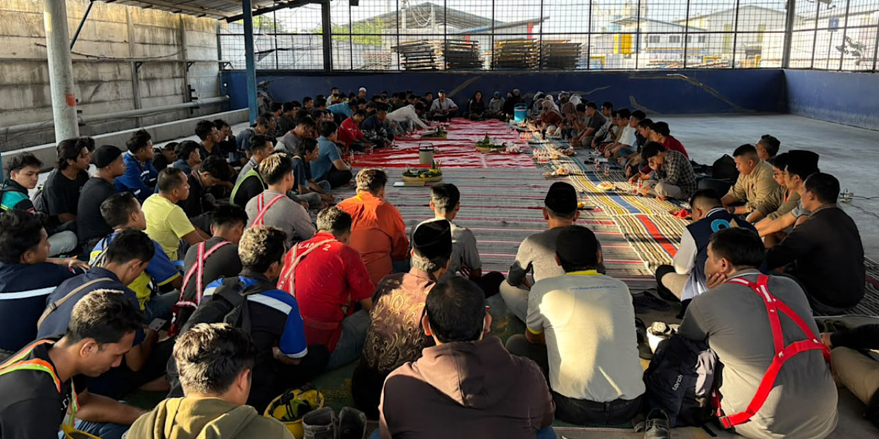 Doa bersama karyawan PT SPS untuk rekan korban ledakan. (Foto: Adyad Ammy Iffansah/jatimnow.com)