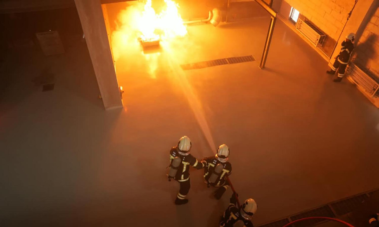 Sejumlah personel mendemonstrasikan penanganan kebakaran modern Fire Fighting Training Center berstandar internasional NFPA di Surabaya. (Foto: Dispen Koarmada II for jatimnow.com)