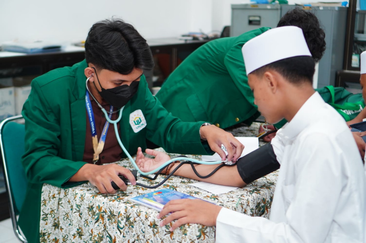 Pemeriksaan kesehatan gratis bagi penghuni pesantren. (Foto/jatimnow.com)
