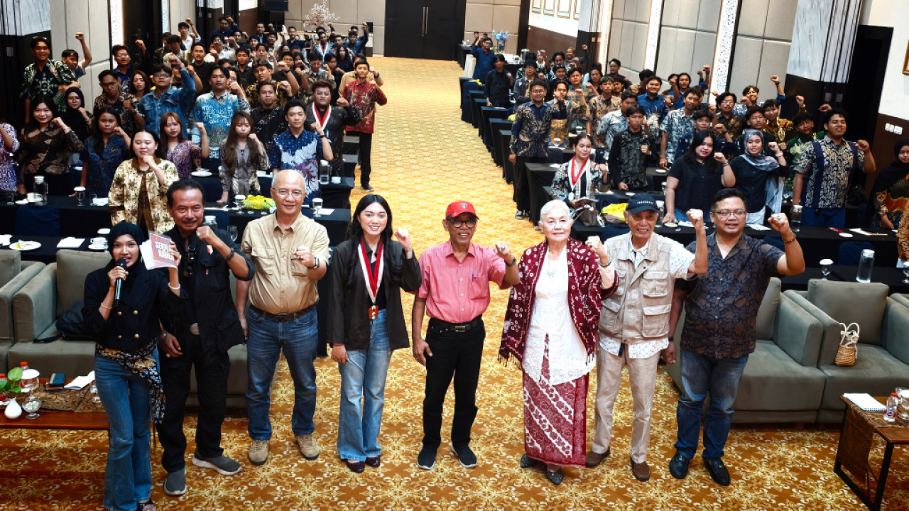 Pemateri dan peserta foto bersama dalam Sekolah Kader Vol. 2 yang digelar oleh DPC GMNI Surabaya Raya, di Surabaya, Senin (07/9/2026). (Foto: Ali Masduki/jatimnow.com)