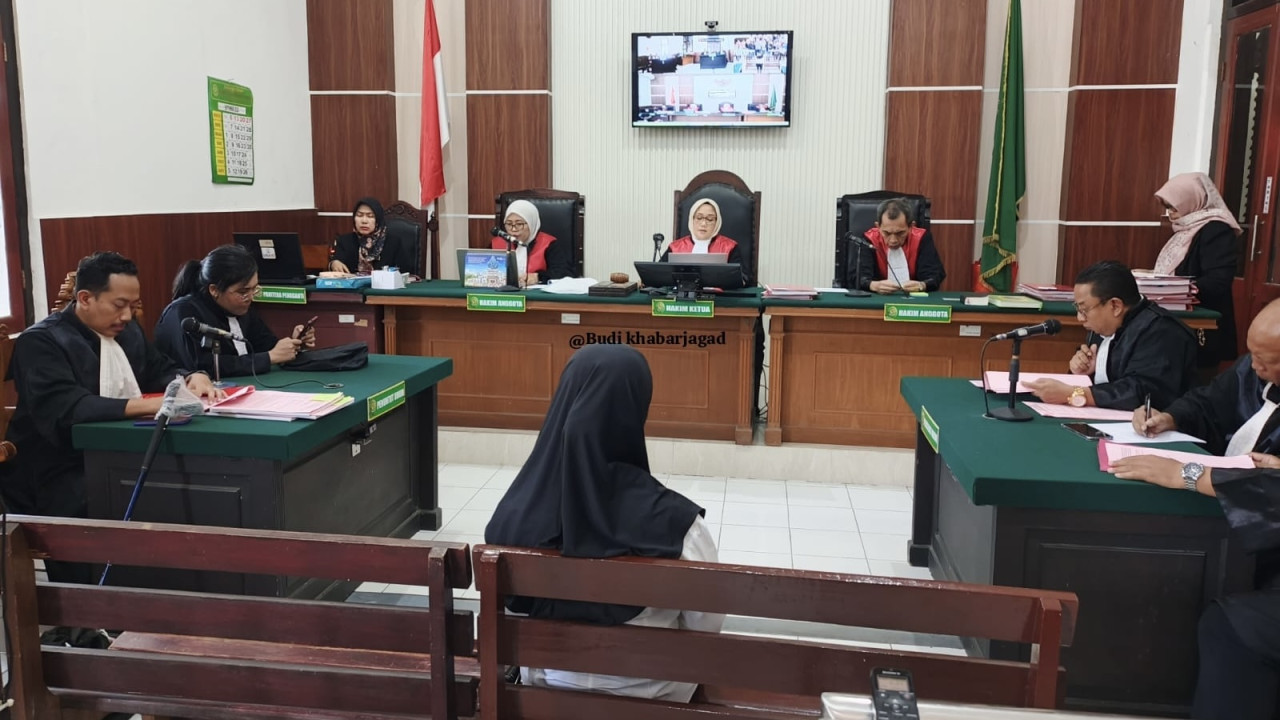 Persidangan Goli Korlita dalam perkara dugaan penggelapan dalam jabatan di Yayasan Pendidikan Kristen Buah Hati. (Foto: Sujianto/jatimnow.com)
