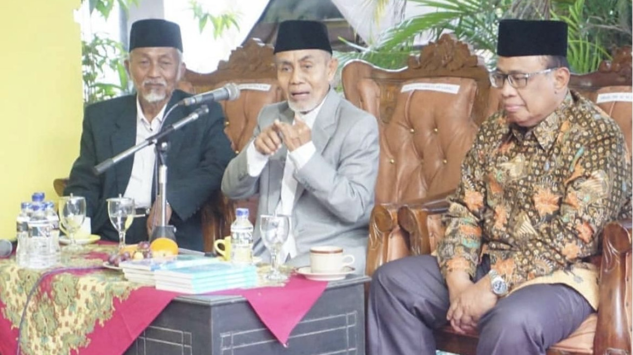 Pimpinan Pondok Gontor, K.H Hasan Abdullah Sahal (bersongkok, jas abu-abu) bersama Pimpinan Pp Baitul Arqom Jember, salah satu pesantren alumni Pondok Gontor . (Foto: Gontor for jatimnow.com)