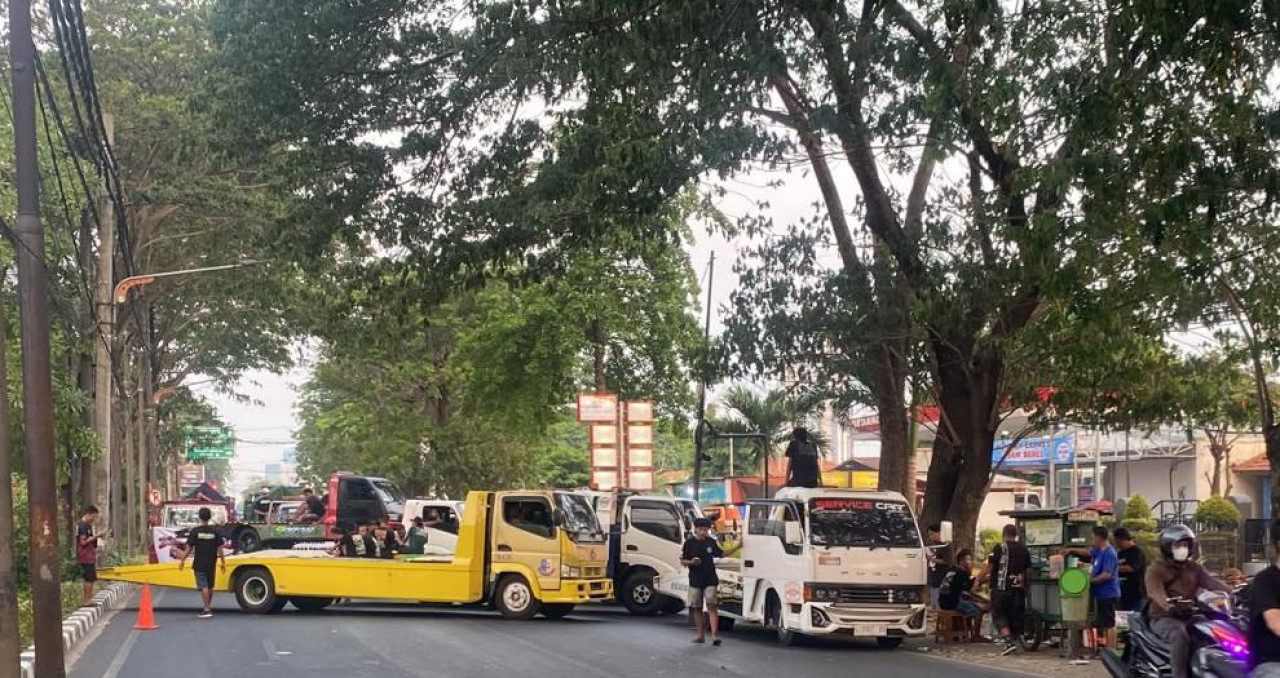 Ratusan truk dan kendaraan towing yang tergabung dalam Gerakan Sopir Jawa Timur (GSJT) memblokade Jalan Jagir Wonokromo. (Foto: Nur Ifansyah/jatimnow.com)