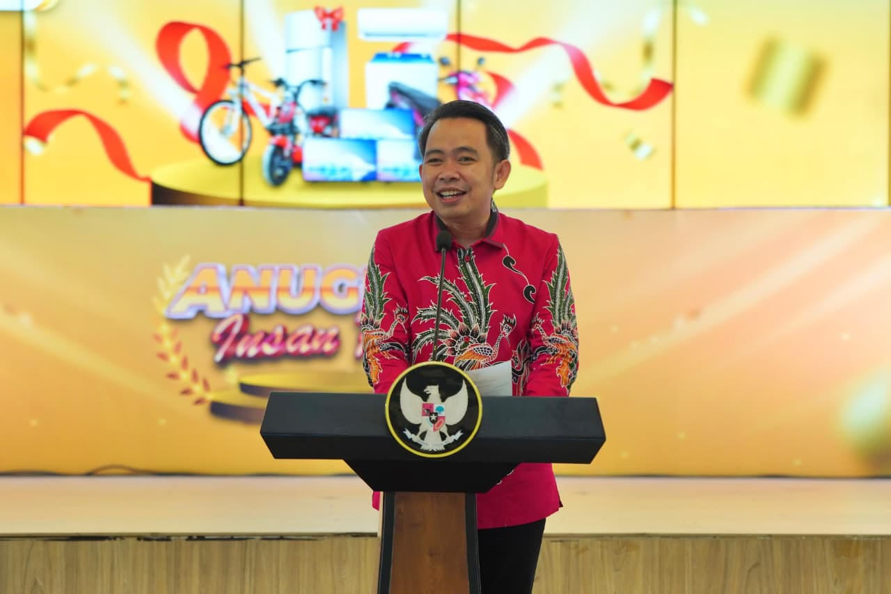Bupati Jember Muhammad Fawait memberikan apresiasi kepada para wajib pajak yang dinilai berkontribusi terhadap peningkatan pendapatan daerah. (Foto: Diskominfo Jember/jatimnow.com)