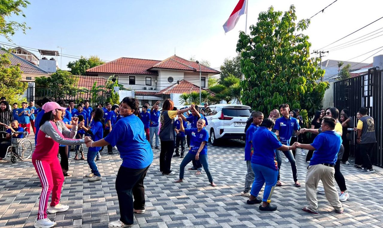 Hotel Dafam Surabaya merayakan Hari Olahraga Nasional dengan menggelar senam ceria bersama anak-anak UPTD Kampung Anak Negeri Kalijudan. (Foto: Humas Dafam for jatimnow.com)