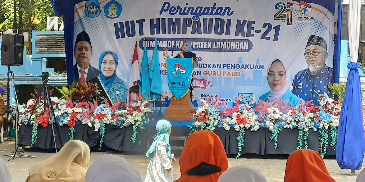 Bunda Paud Lamongan, Anis Kartika Yuhronur Efendi saat memberi arahan kepada guru Paud se-Kabupaten Lamongan. (Foto: Adyad Ammy Iffansah/jatimnow.com)
