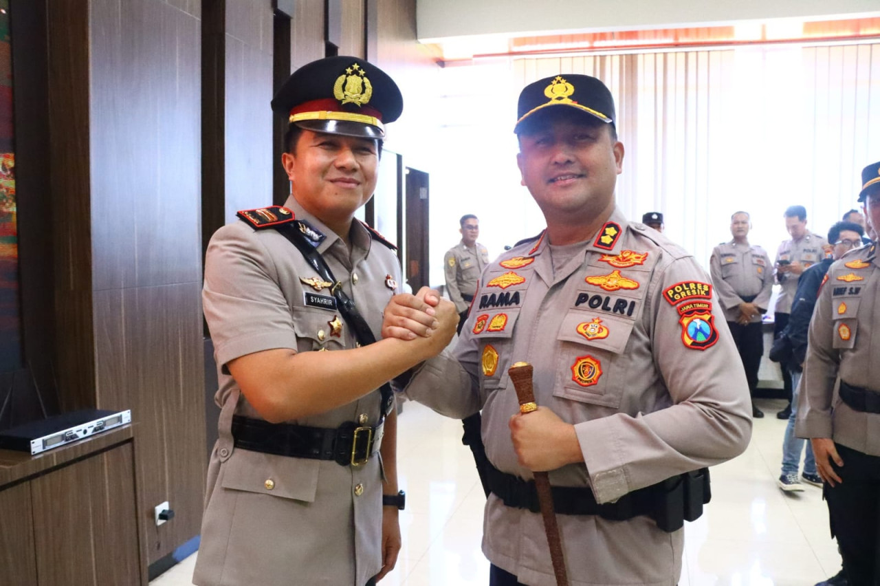 Kapolres Gresik AKBP Ramadhan Nasution (kanan) bersama Kapolsek Gresik Kota Iptu Muhammad Syahrir Husain. (Foto: Humas Polres Gresik for jatimnow.com)