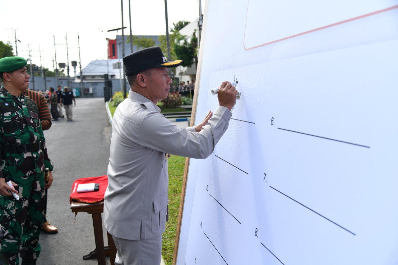 Plt Bupati Tulungagung menandatangani kesepakatan. (Foto: Prokopim for jatimnow.com)