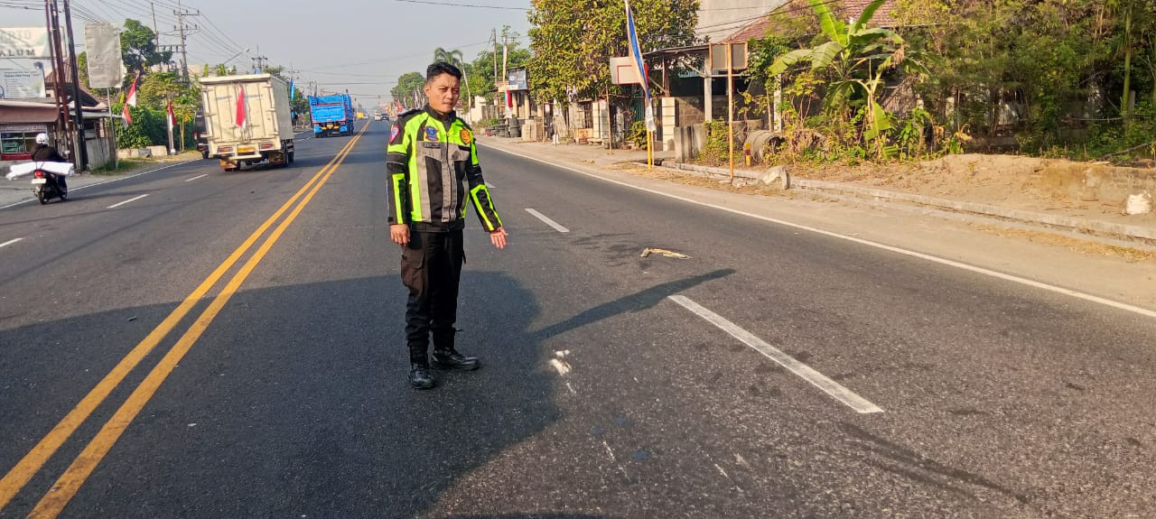 Polisi menunjukkan lokasi kecelakaan di Tulungagung. (Foto: Satlantas Polres Tulungagung for jatimnow.com)