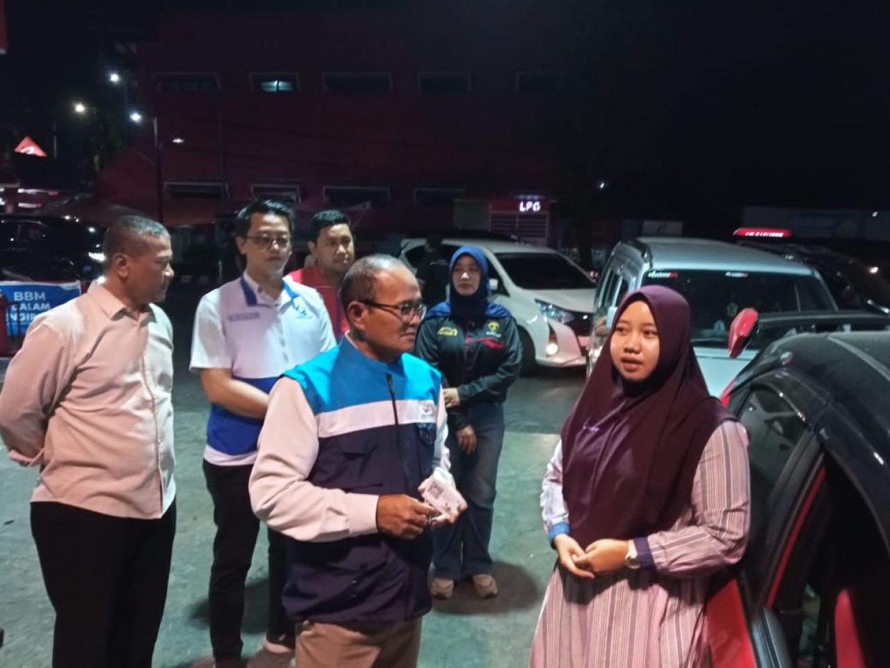 BPH Migas saat meninjau antrean BBM di Jember. (Foto:Sugianto/jatimnow.com)