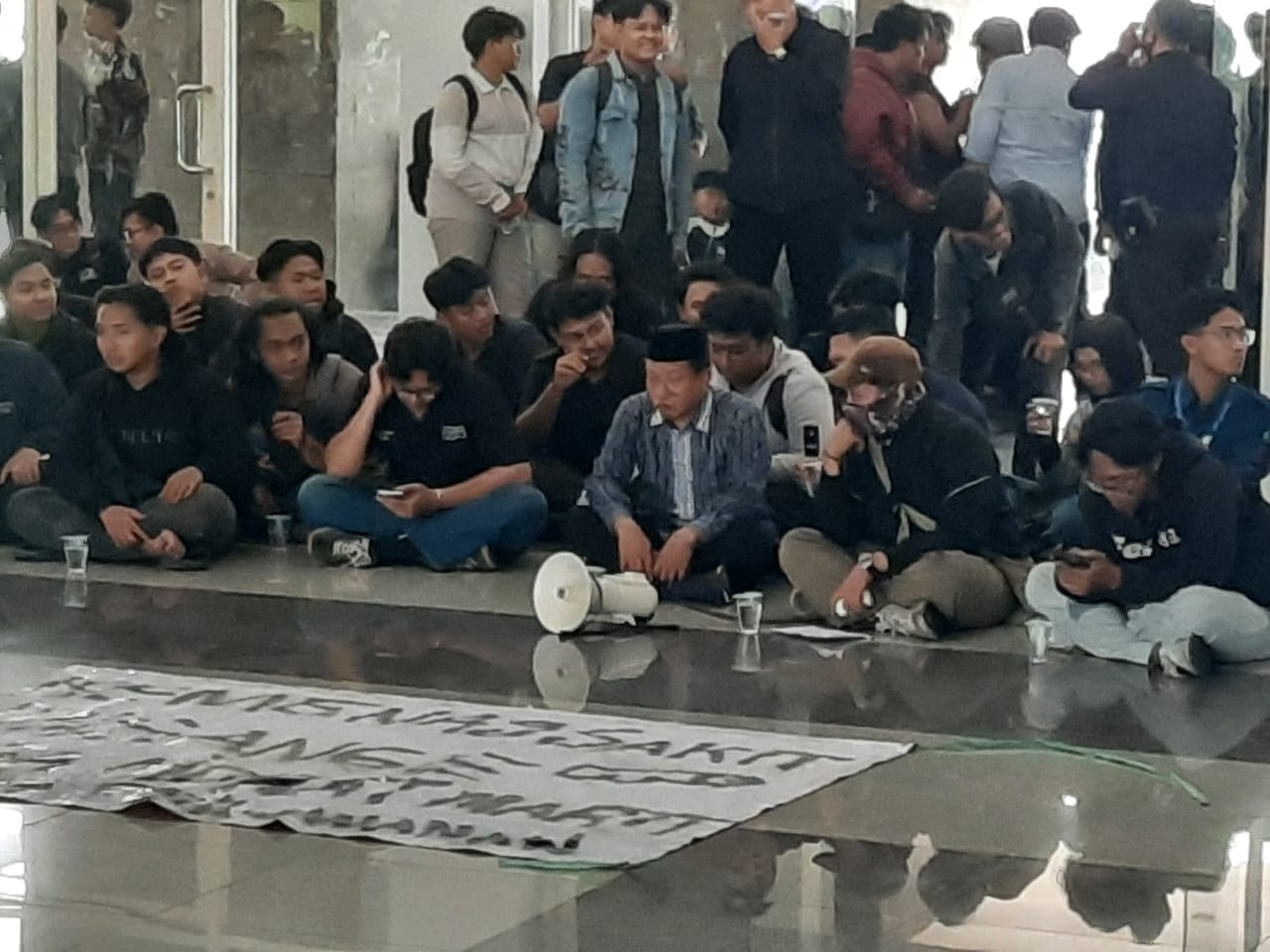 Pertemuan mahasiswa UINSA dengan perwakilan rektorat. (Foto: Nur Ifansyah/jatimnow.com)