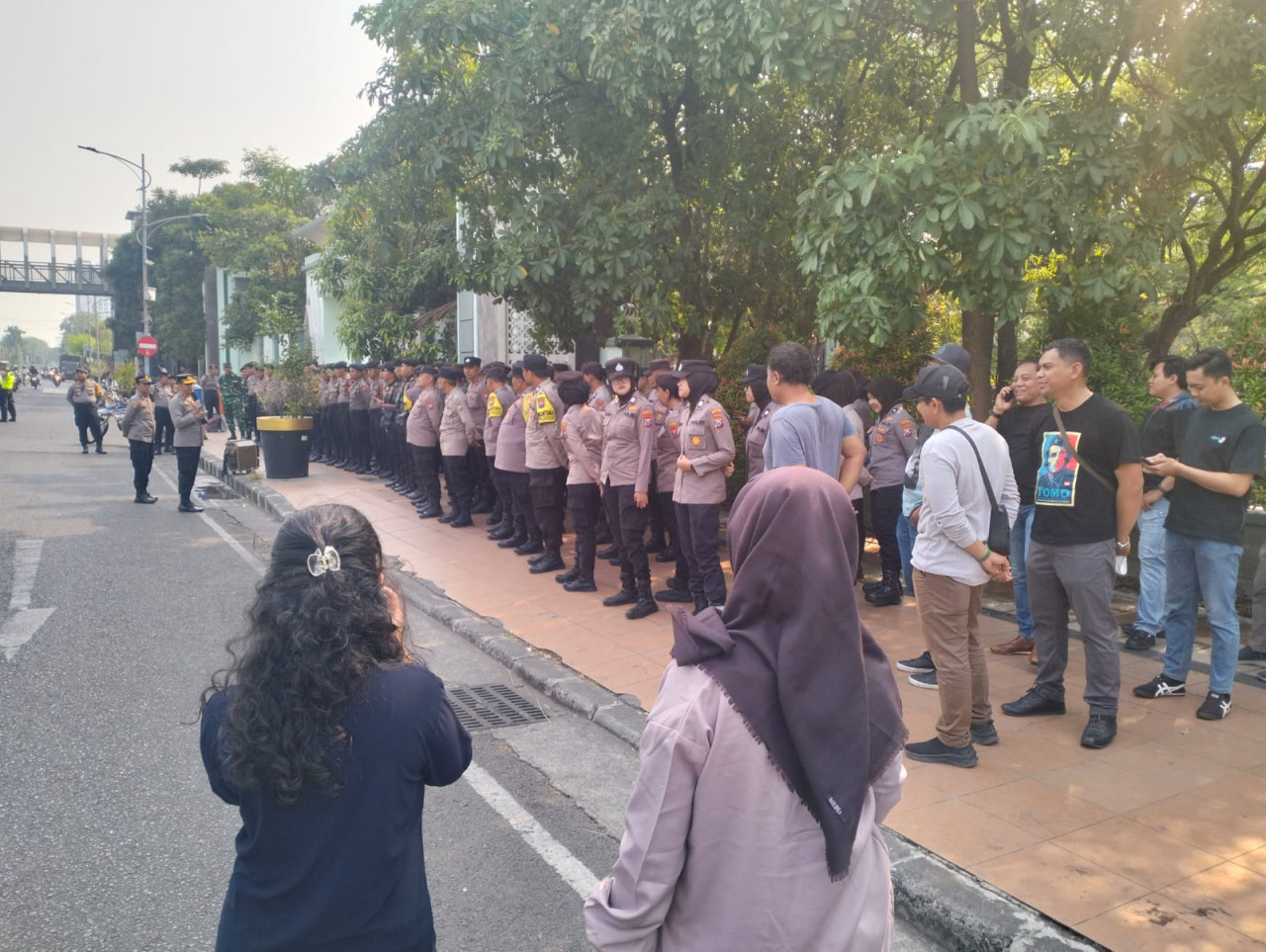 Personel keamanan berjaga di depan Kampus UINSA di Jalan Ahmad Yani Surabaya (foto: Nur Ifansyah/jatimnow.com)