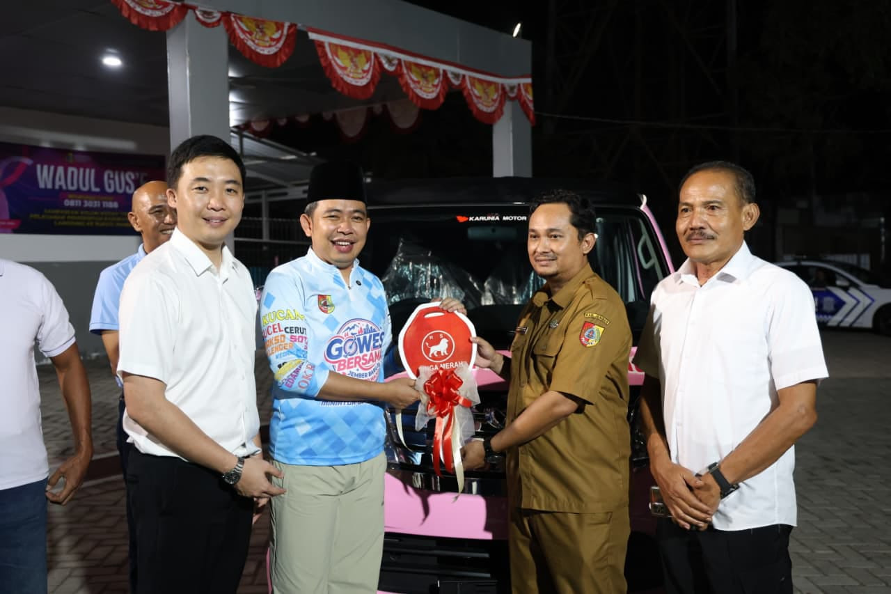 Secara simbolis Bupati Jember Muhammad Fawait menerima bantuan ambulans (Foto: Diskominfo for jatimnow.com)