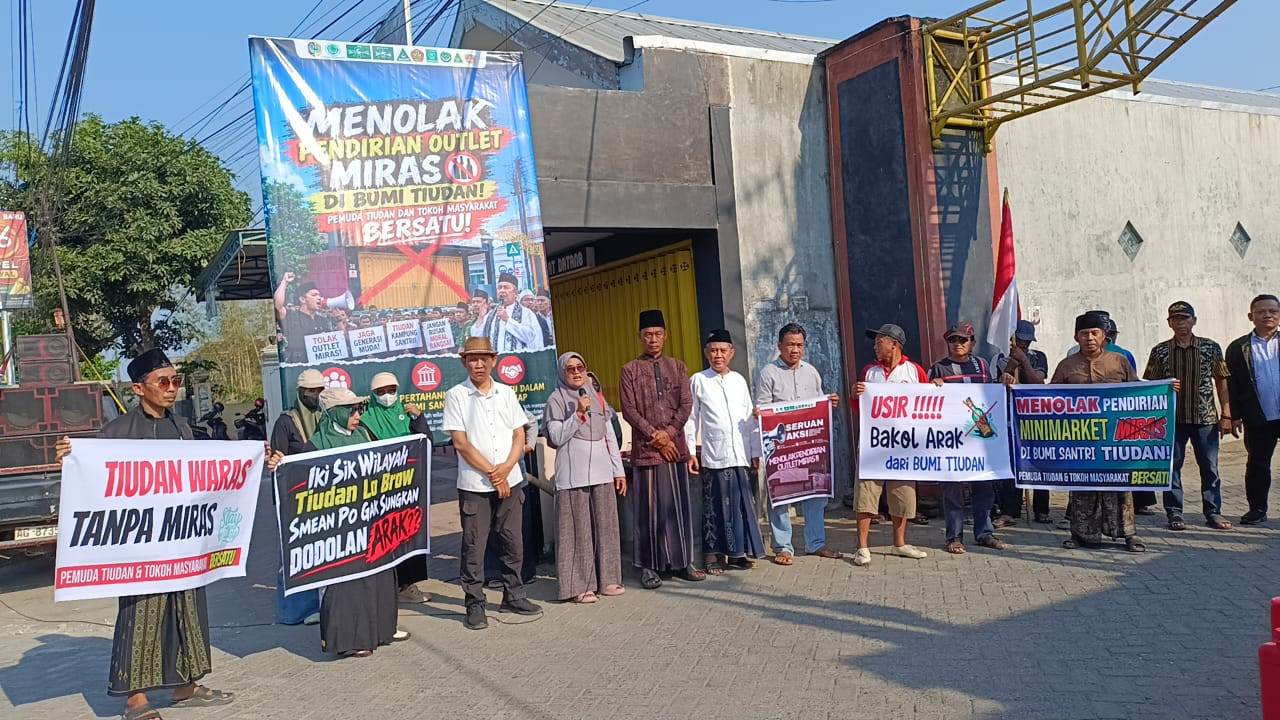 Warga gelar aksi tolak outlet penjualan miras di Tulungagung. (Foto: Bramanta/jatimnow.com)