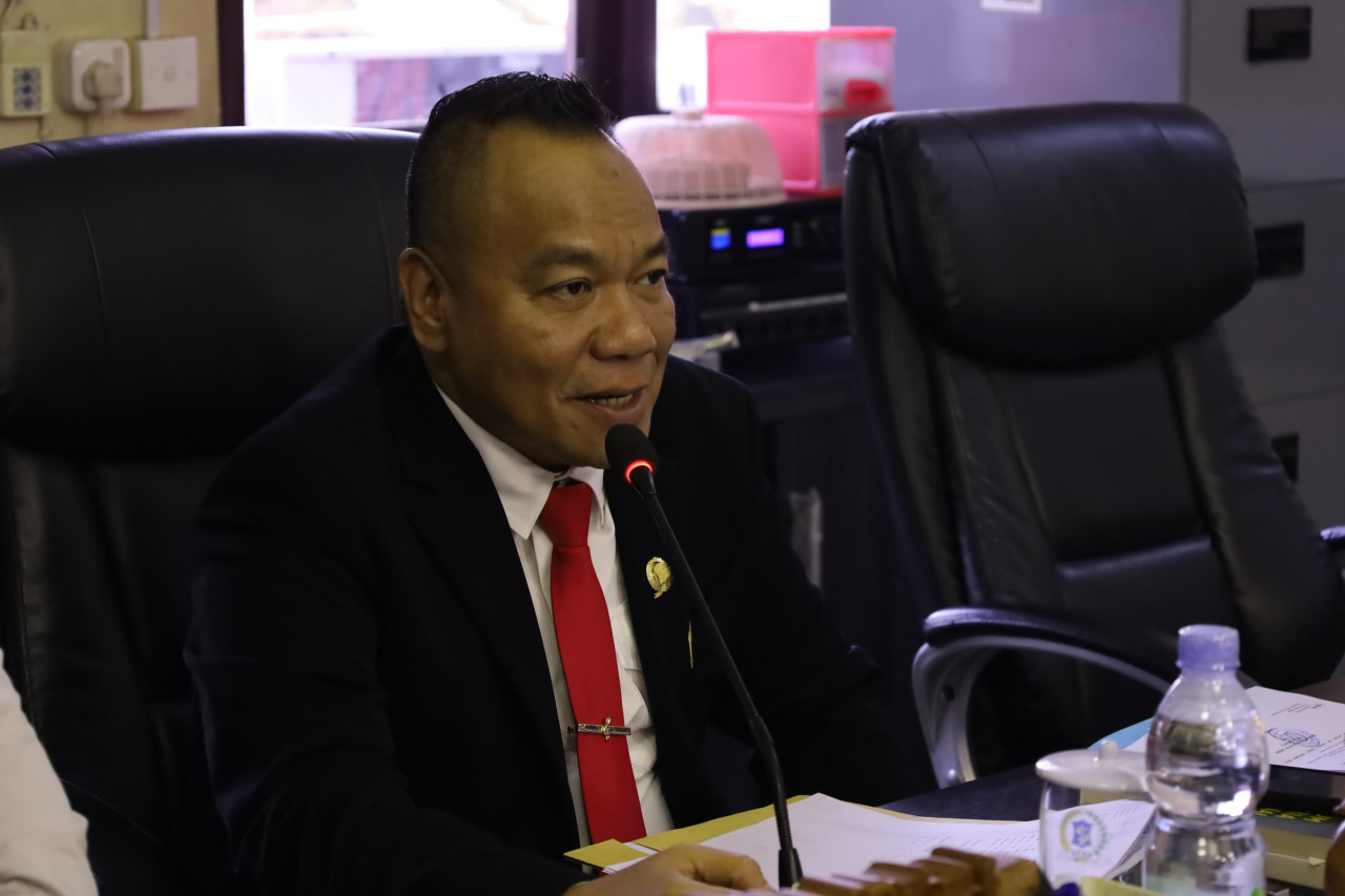 Yona Bagus saat memimpin rapat (foto: Ni'am Kurniawan/jatimnow.com)