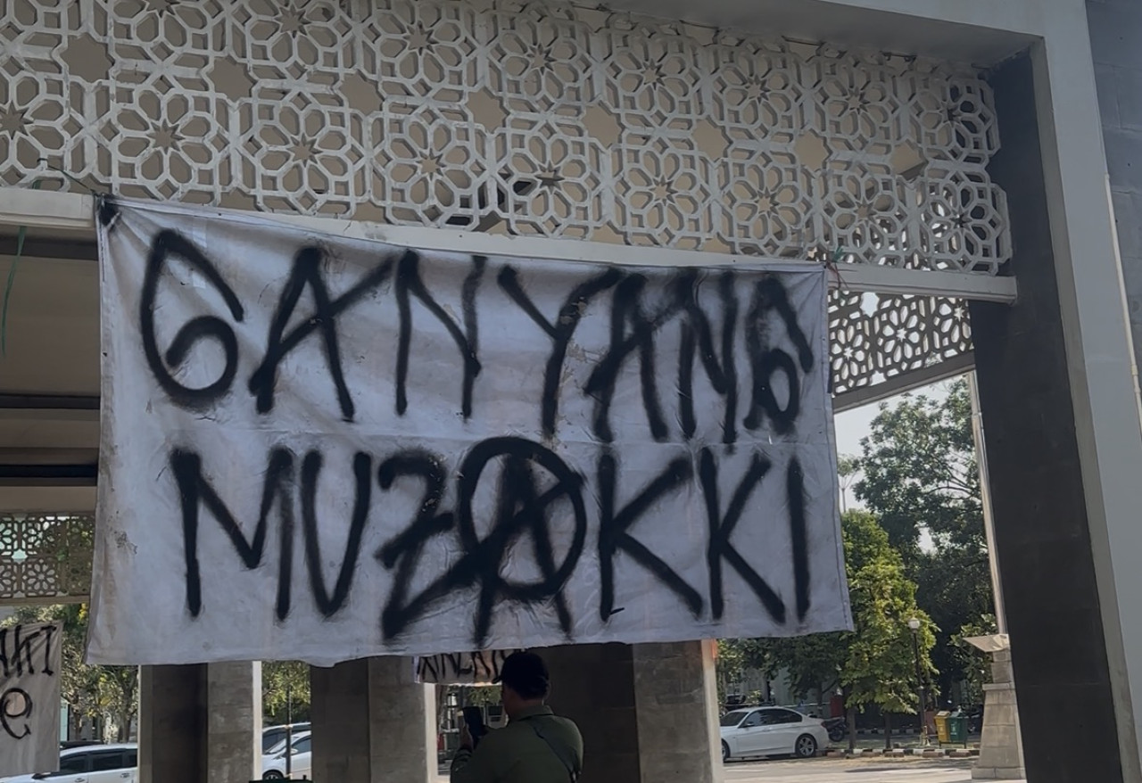 Baliho yang dipasang Mahasiswa UINSA di Gedung rektor (foto: Fatkhur Rizki/jatimnow.com)