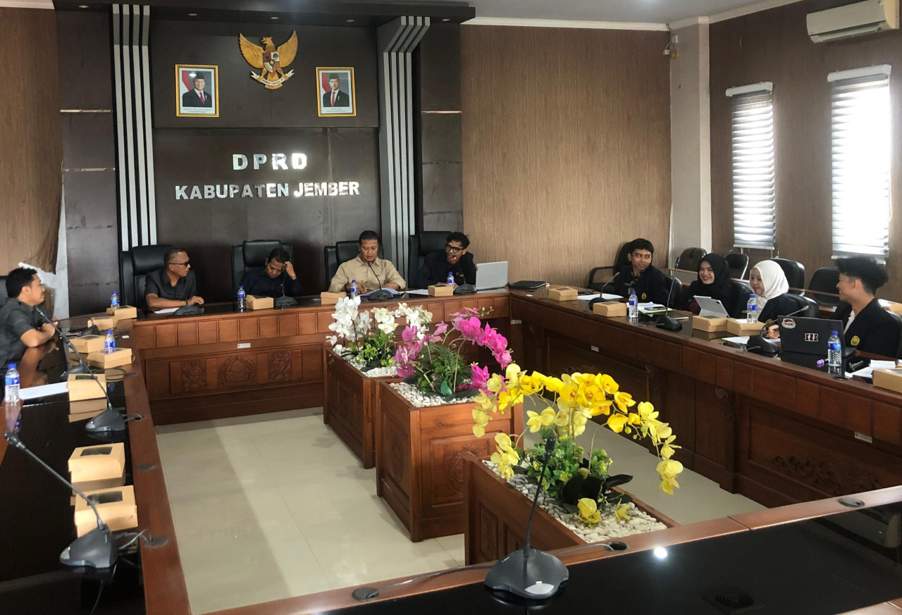 Foto: Bapemperda saat audiens dengan mahasiswa hukum Unej (Foto: David for jatimnow.com)