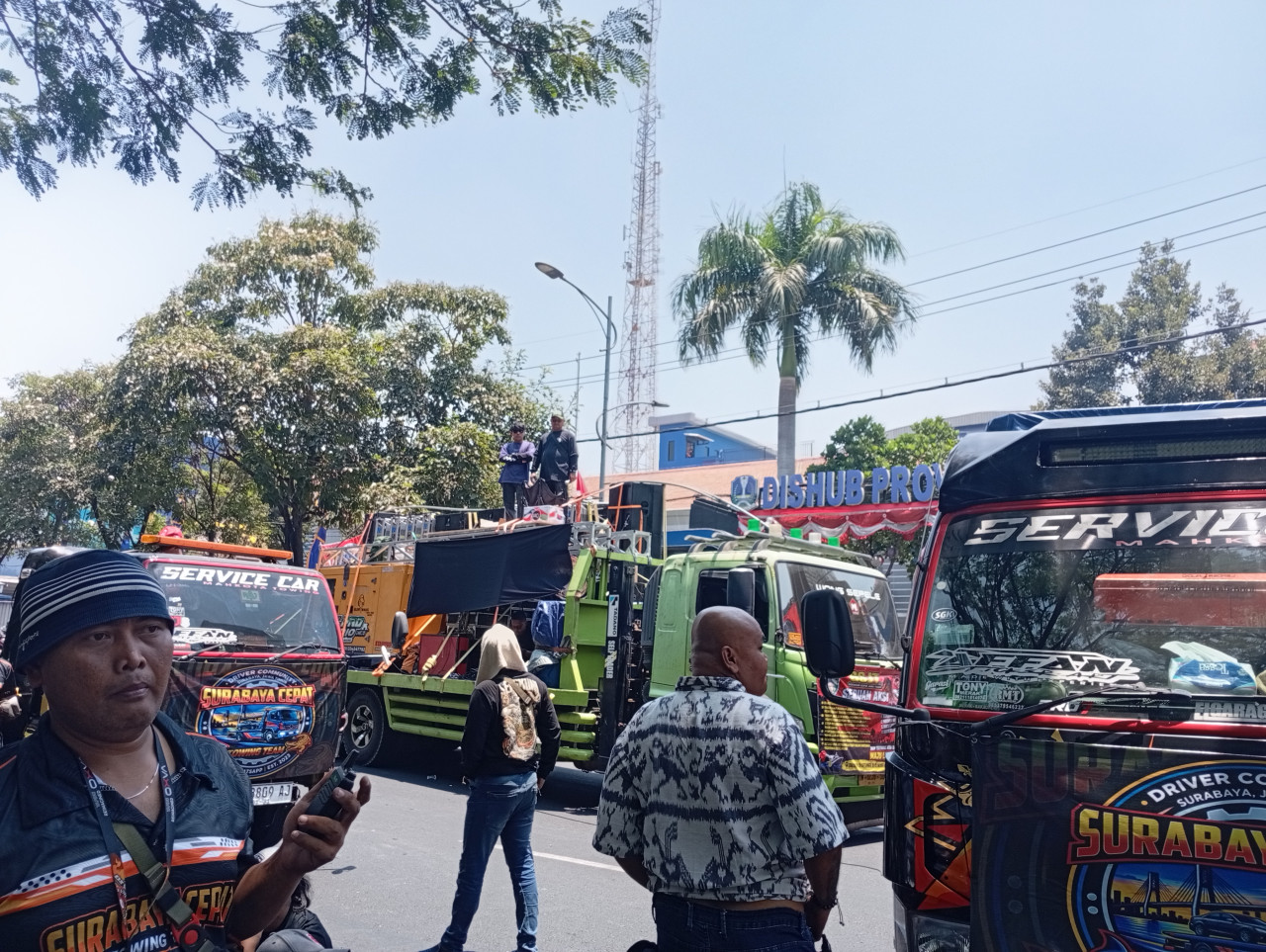 Aksi sopir truk saat menggelar demo di depan Dishub Jatim. (Foto: Nur Ifansyah/jatimnow.com)