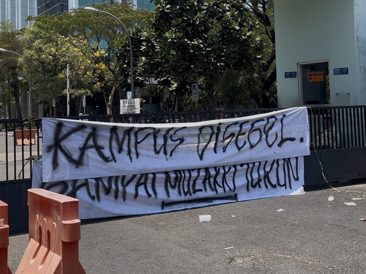 Gerbang utama kampus UINSA yang berada di Jln A. Yani di segel (Foto: Fatkur Rizki/jatimnow.com)