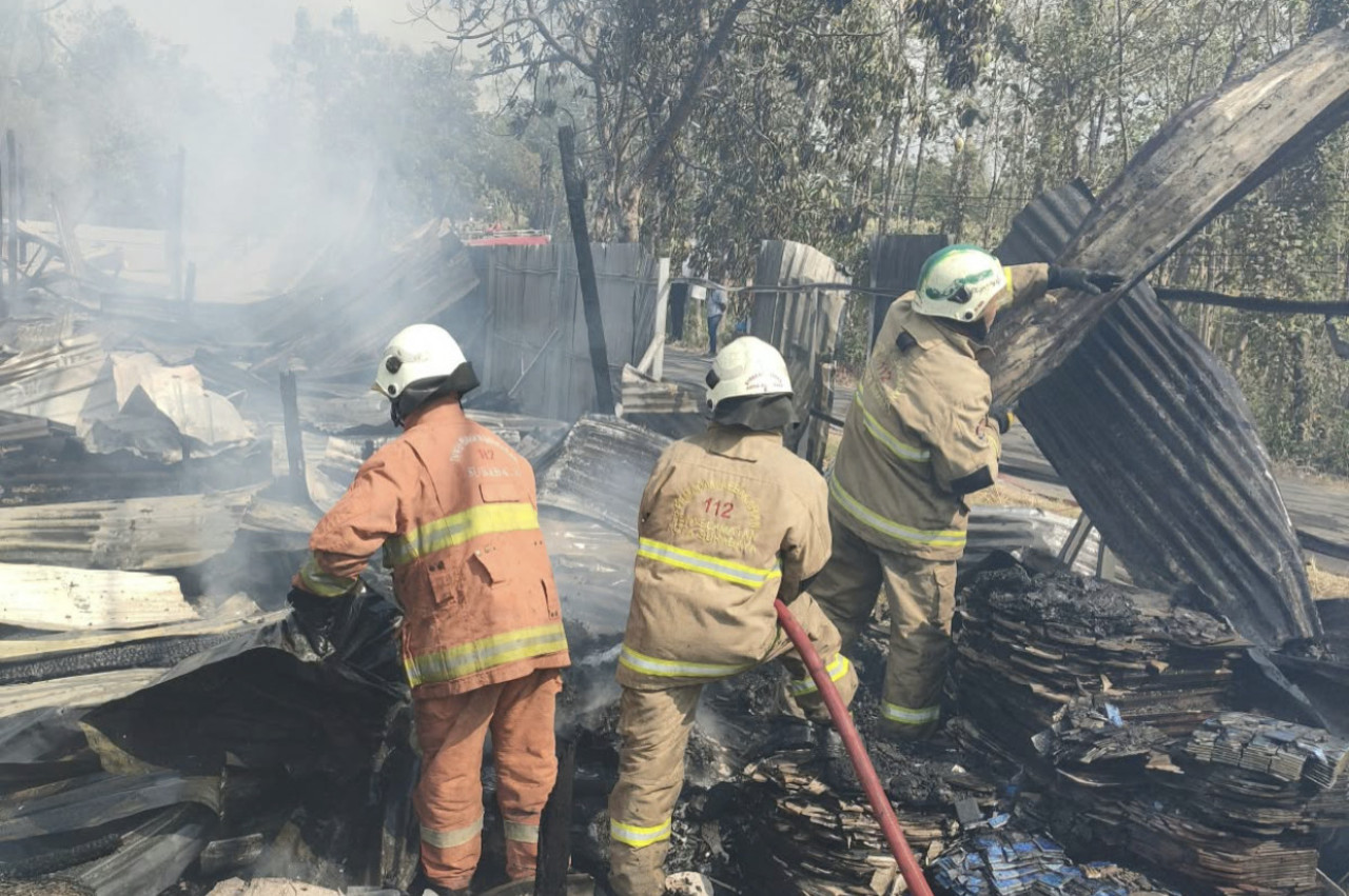 Petugas Damkar Surabaya berusaha memadamkan kobaran api. (Foto: DPKP for jatimnow.com)