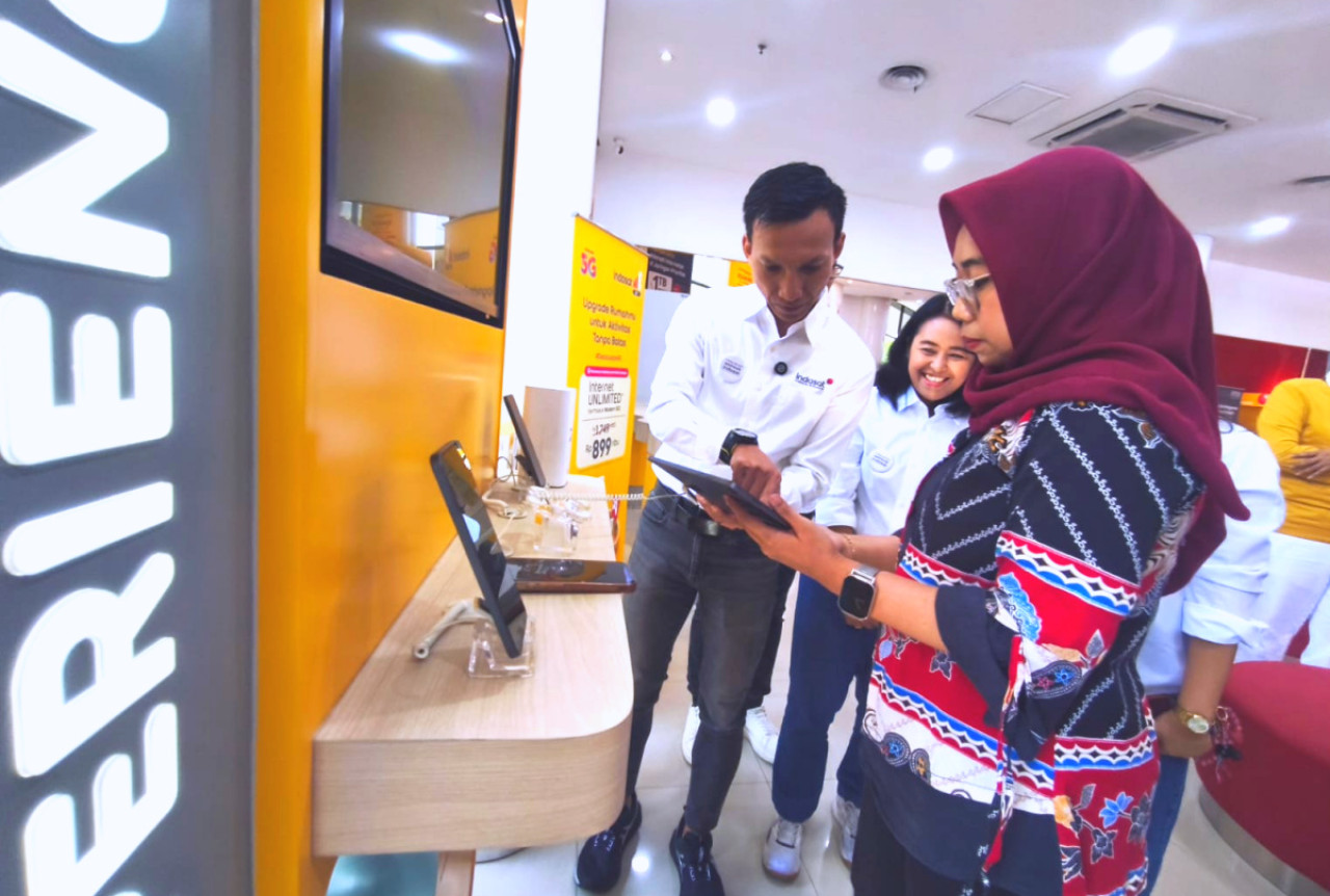 SVP Head of Region East Java Indosat Sigit Herprabowo ikut melayani pelanggan di Gerai IM3 Kayoon Surabaya pada Hari Pelanggan Nasional 2026. (Foto: Ali Masduki/jatimnow.com)