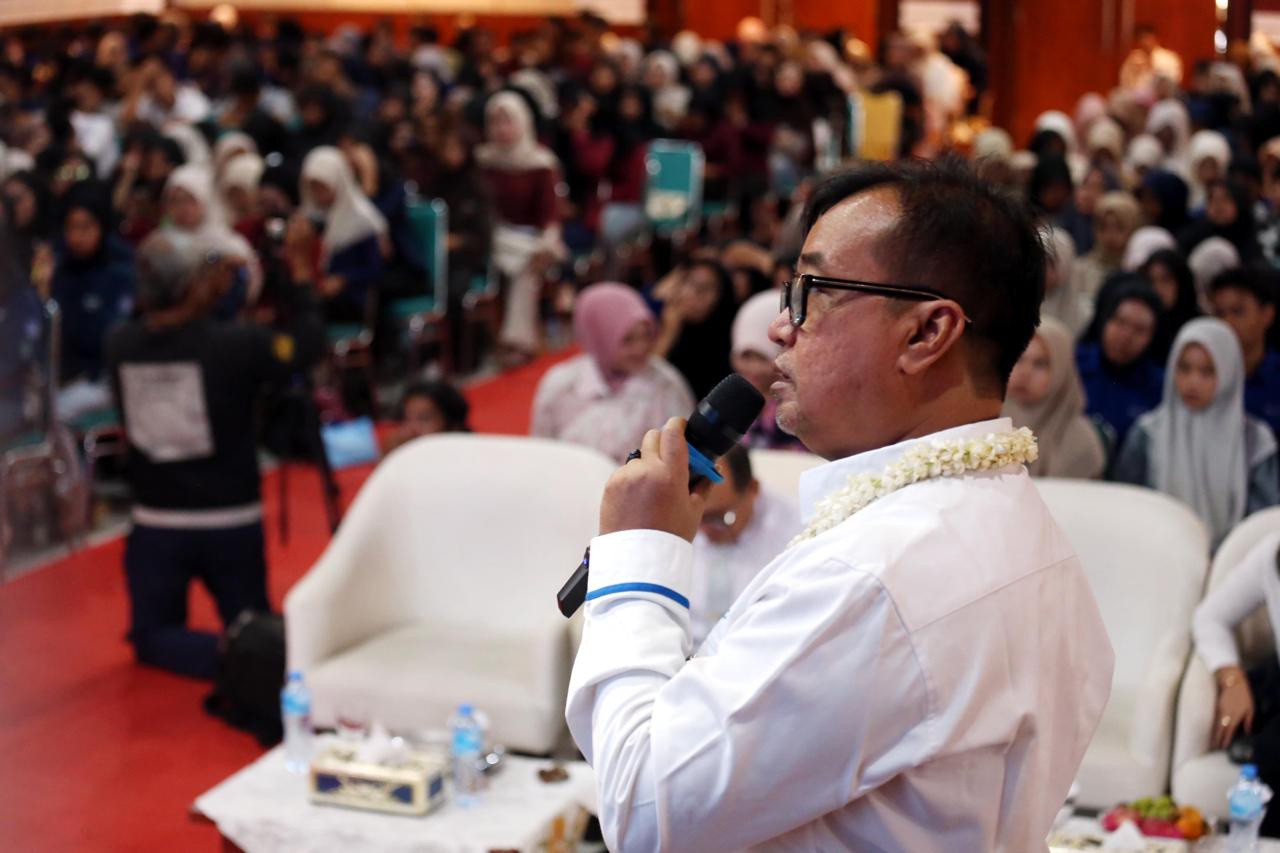 Direktur Utama PTP Nonpetikemas, Indra Hidayat Sani, menjadi pembicara dalam edukasi Port Connect dalam rangkaian Stadium General di UNIBA Sumenep, Senin (14/9/2026). (Foto/Ali Masduki)
