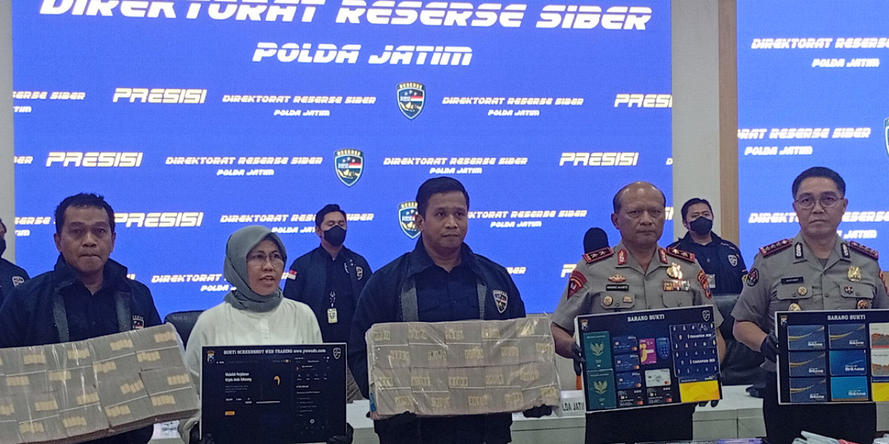 Direktorat Reserse Siber Polda Jawa Timur membongkar dugaan penipuan investasi saham dan mata uang kripto yang melibatkan jaringan internasional. (Foto: Sujianto/jatimnow.com)