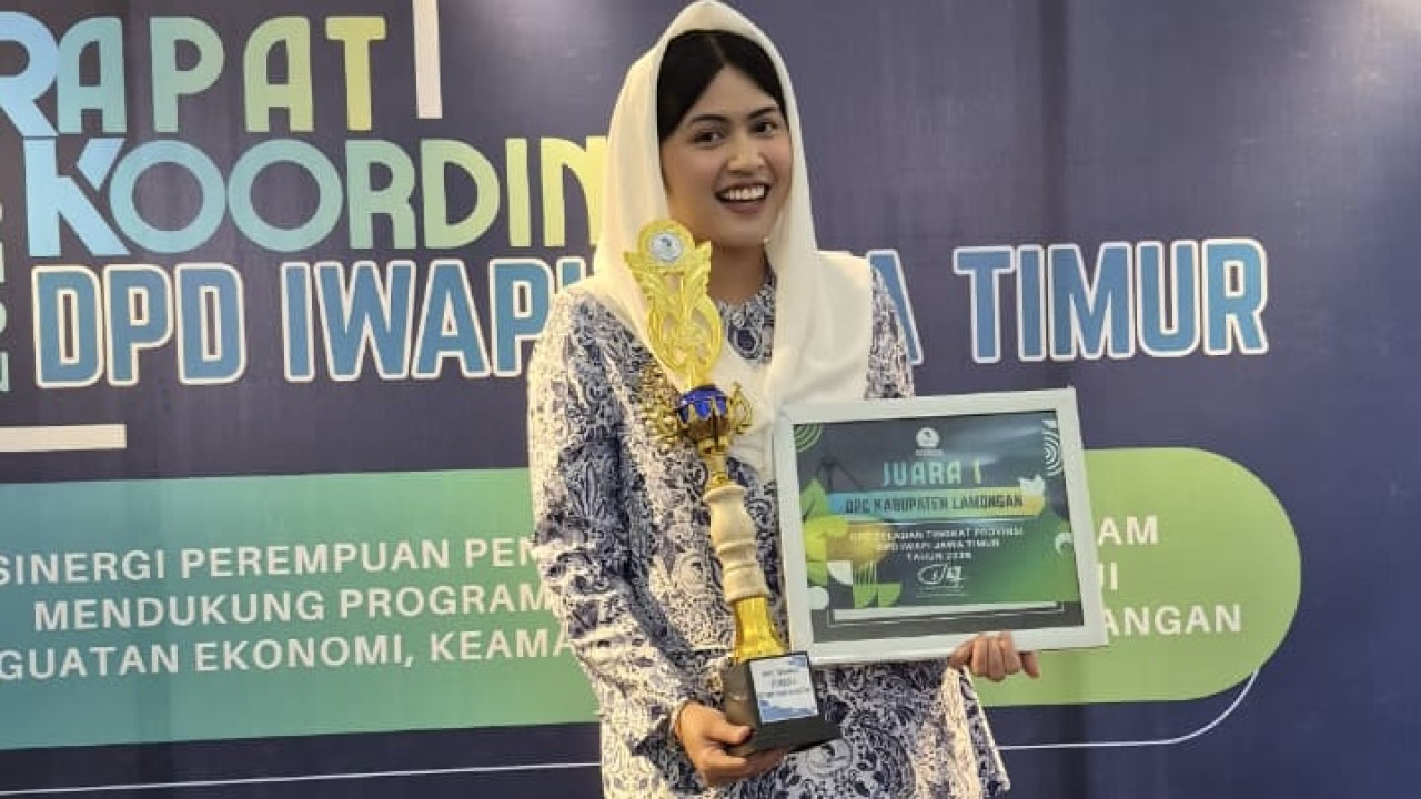 Wakil Ketua IWAPI Lamongan Cana Antyanta Dias Dirham Aksara menerima piagam dan trofi juara 1 IWAPI Teladan 2026. (Foto: Kominfo Lamongan for jatimnow.com)