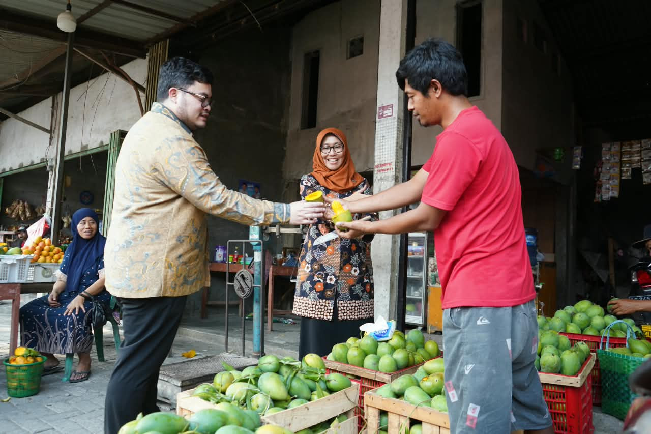 Bupati Kediri Hanindhito Himawan Pramana saat mencicipi mangga podang Lereng Wilis. (Foto: Pemkab Kediri/jatimnow.com)