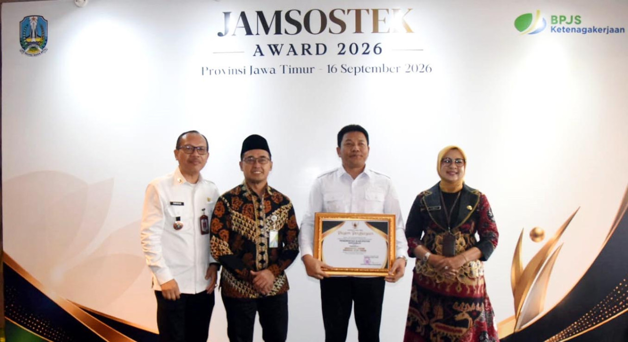 Penghargaan diserahkan Sekretaris Daerah Provinsi Jawa Timur Adhy Karyono kepada Bupati Sidoarjo H. Subandi di Ballroom Vasa Hotel Surabaya, Rabu (16/9/2026).  (Foto: Ali/jatimnow.com)