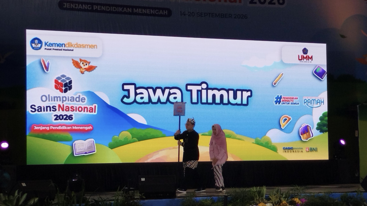 Defile kontingen peserta Olimpiade Sains Nasional tahun 2026. (Foto: Aris/jatimnow.com)