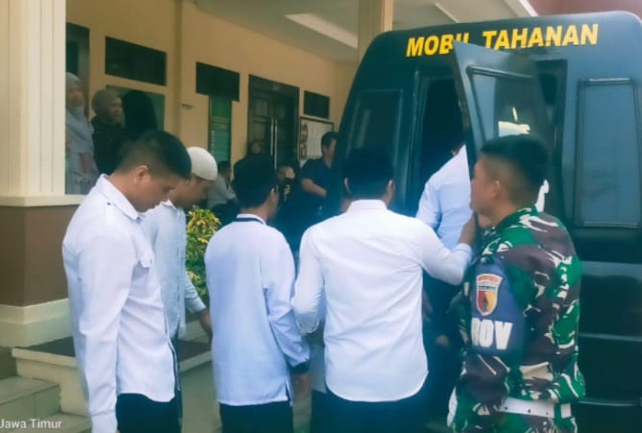Terdakwa kasus pencurian puluhan handphone dan uang tunai di konter Gedank Cell, Jalan Jawa, Kelurahan/Kecamatan Sumbersari, Jember. (Foto: Gandhi for jatimnow.com)