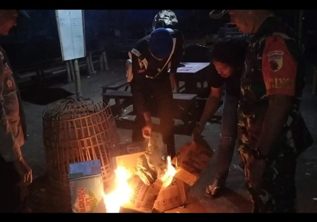 Polisi membakar perlangkapan judi sabung ayam di Tulungagung. (Foto: Polres Tulungagung for jatimnow.com)