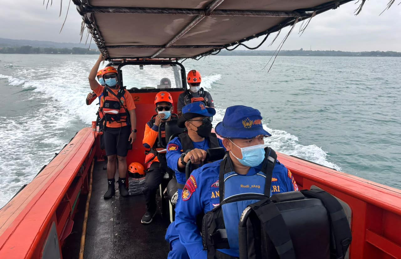 Tim SAR Gabungan mengerahkan tujuh Search and Rescue Unit (SRU) untuk memperluas pencarian. (Foto: Basarnas for jatimnow.com)