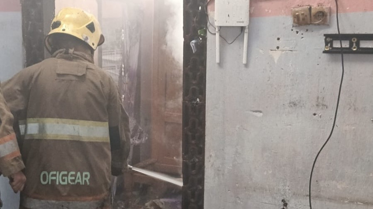 Pemadaman kebakaran rumah di Kediri. (Foto: Damkar Kediri/jatimnow.com)