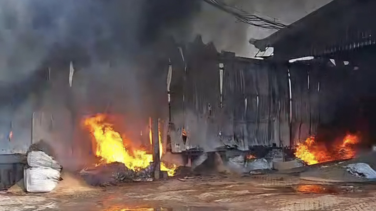 Tangkapan layar kebakaran pabrik pengolahan kayu di kawasan KM 16, Kembangbahu, Lamongan.