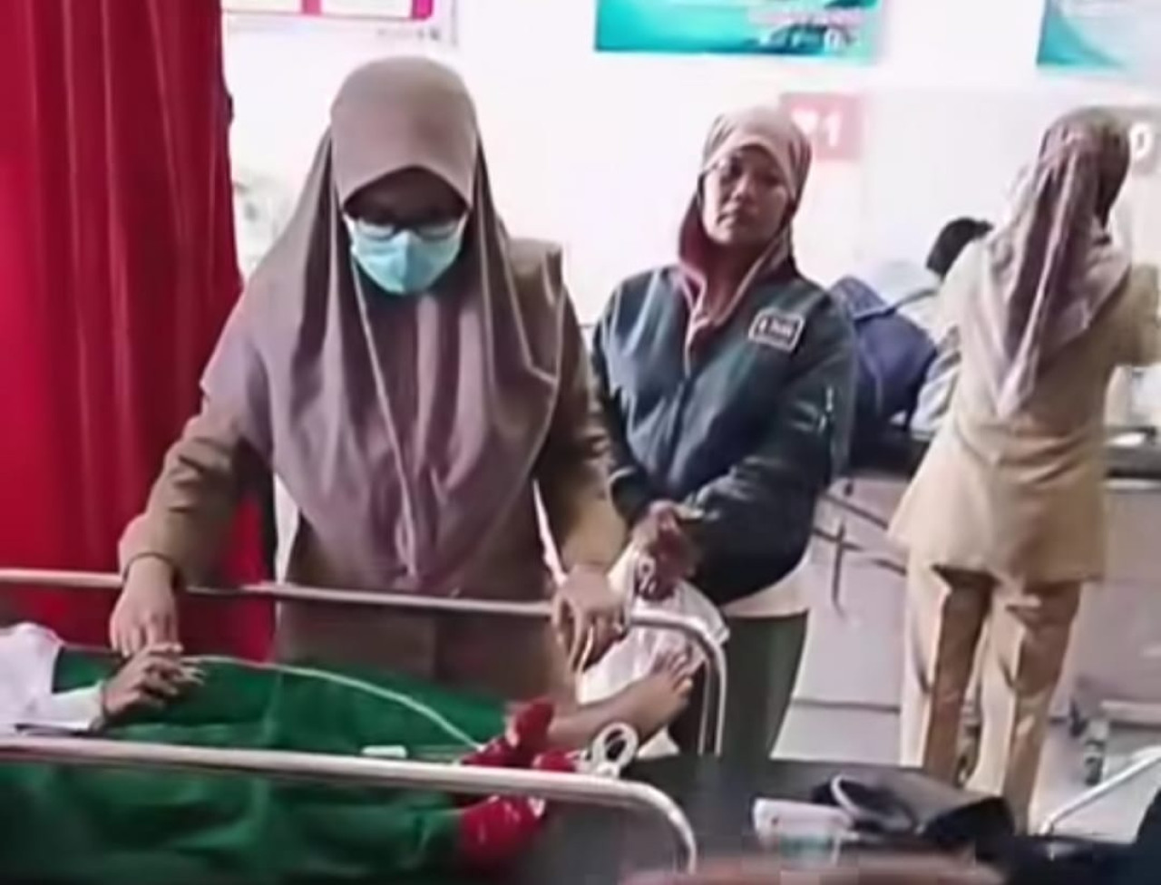 Siswa MI saat mendapat penanganan di Puskesmas Gumukmas. (Tangkapan layar video)