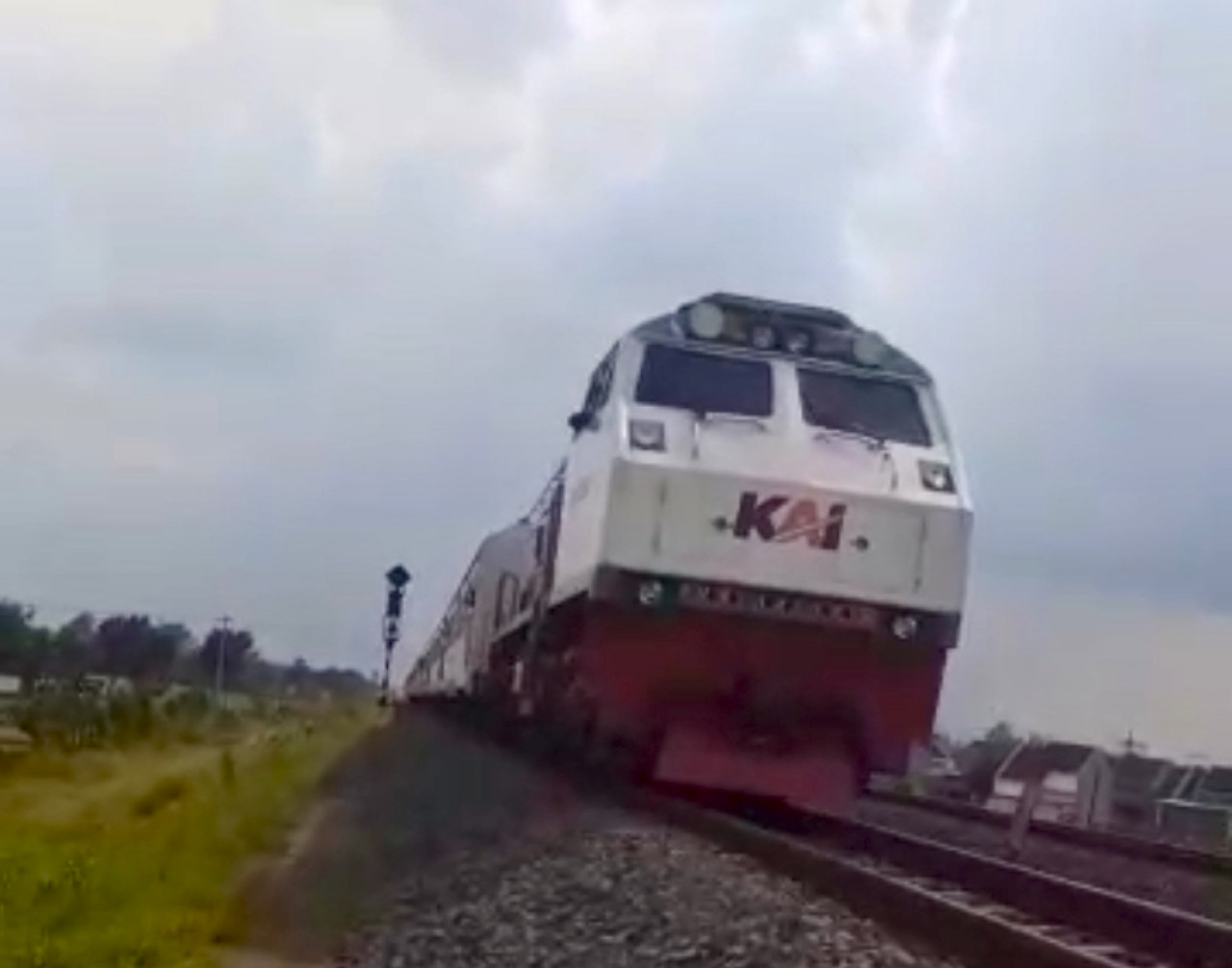 Kereta Api terpaksa berhenti karena temuan batu diatar rel. (Foto: Daop 7 Madiun for jatimnow.com)
