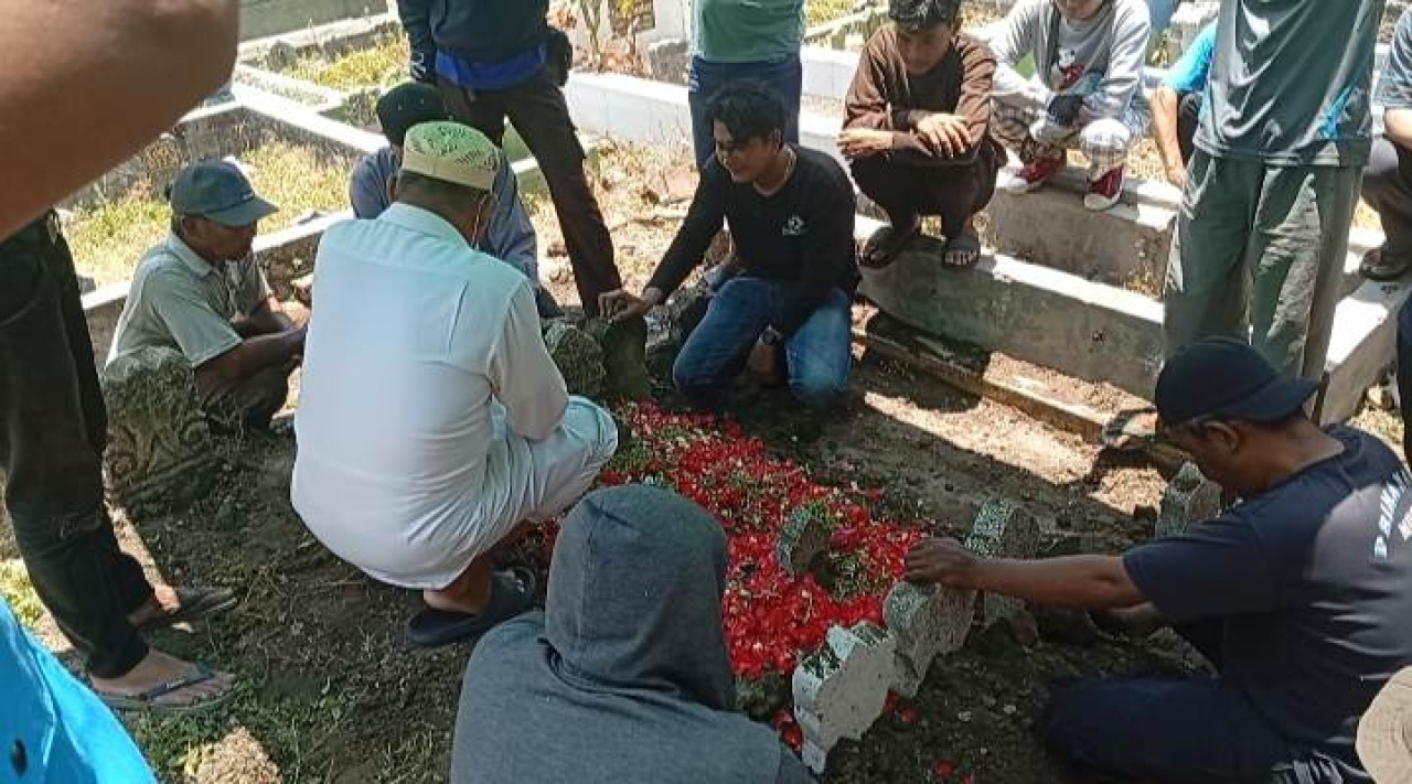Pemakaman Triyono korban KM Virgo Transport 8 di Surabaya. (Foto: Sujianto/jatimnow.com)