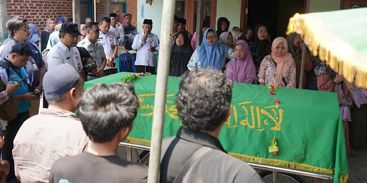 Pemakaman Deni Ridzal Saputra (29), warga Desa Mekikis, Kecamatan Purwoasri, yang menjadi salah satu korban insiden KMP Virgo Transport 8 di Laut Jawa. (Foto: Pemkab Kediri/jatimnow.com)