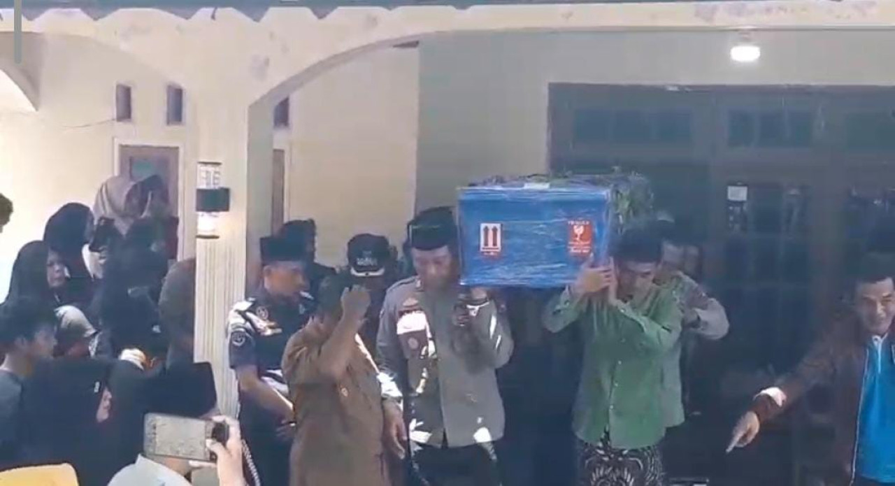 Pemakaman korban Virgo Tranport 8 asal Blitar. (Foto: istimewa)