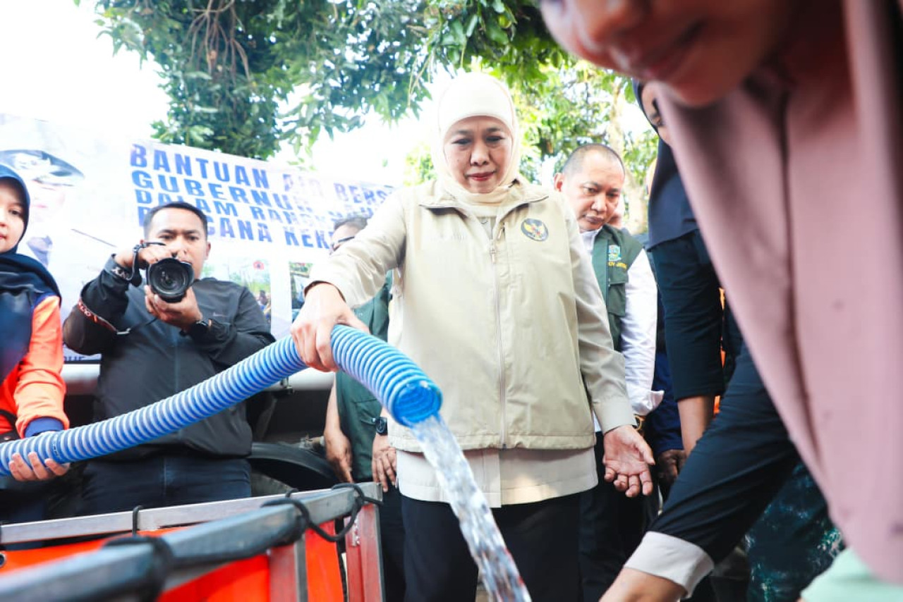 Gubernur Khofifah Kirim Tandon dan Jeriken untuk Warga Pasuruan Atasi Dampak Kekeringan