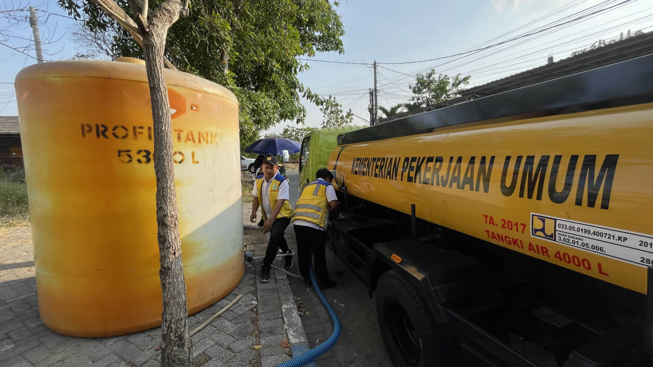 Dropping air oleh KemenPU bersama PDAM Lamongan di Perum Tambora, Lamongan. (Foto: Adyad Ammy Iffansah/jatimnow.com)