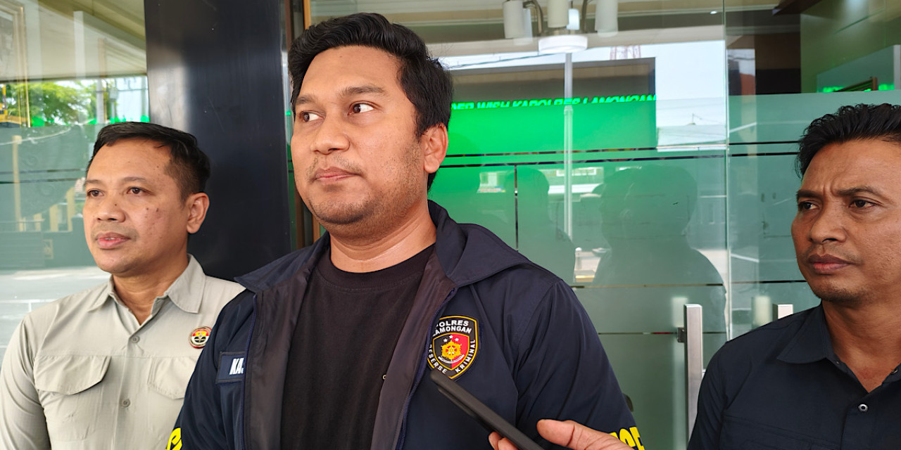 Kasat Reskrim Polres Lamongan, AKP Adimas Firmansah saat memberi keterangan soal ledakan pabrik bata ringan. (Foto: Adyad Ammy Iffansah/jatimnow.com)