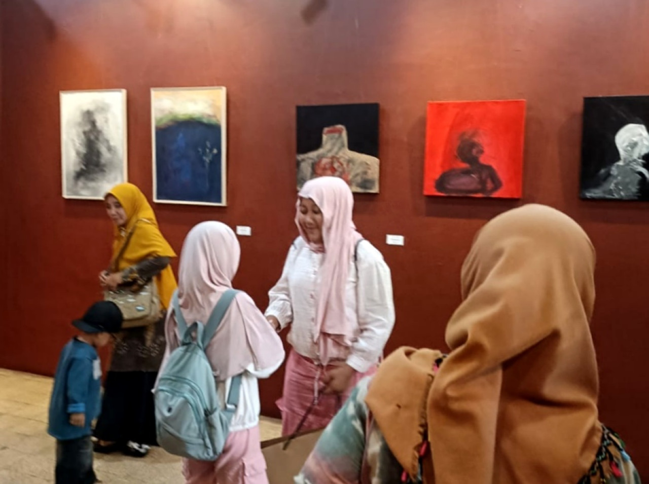 Annisa Nismara Gelar Pameran Lukis “Catatan Visual” di Galeri Merah Putih Surabaya