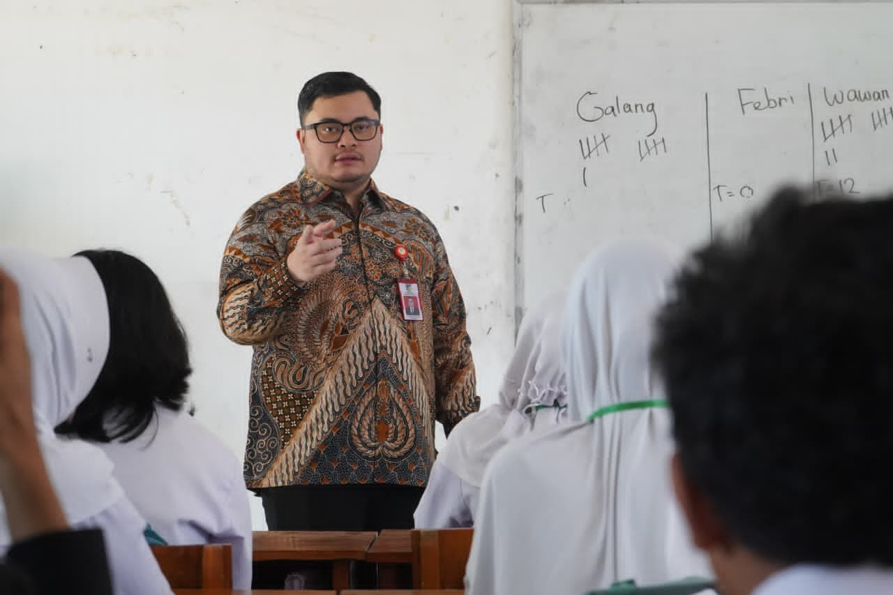 Bupati Kediri Hanindhito Himawan Pramana bersama siswa SD di Kediri. (Foto: Pemkab Kediri/jatimnow.com)