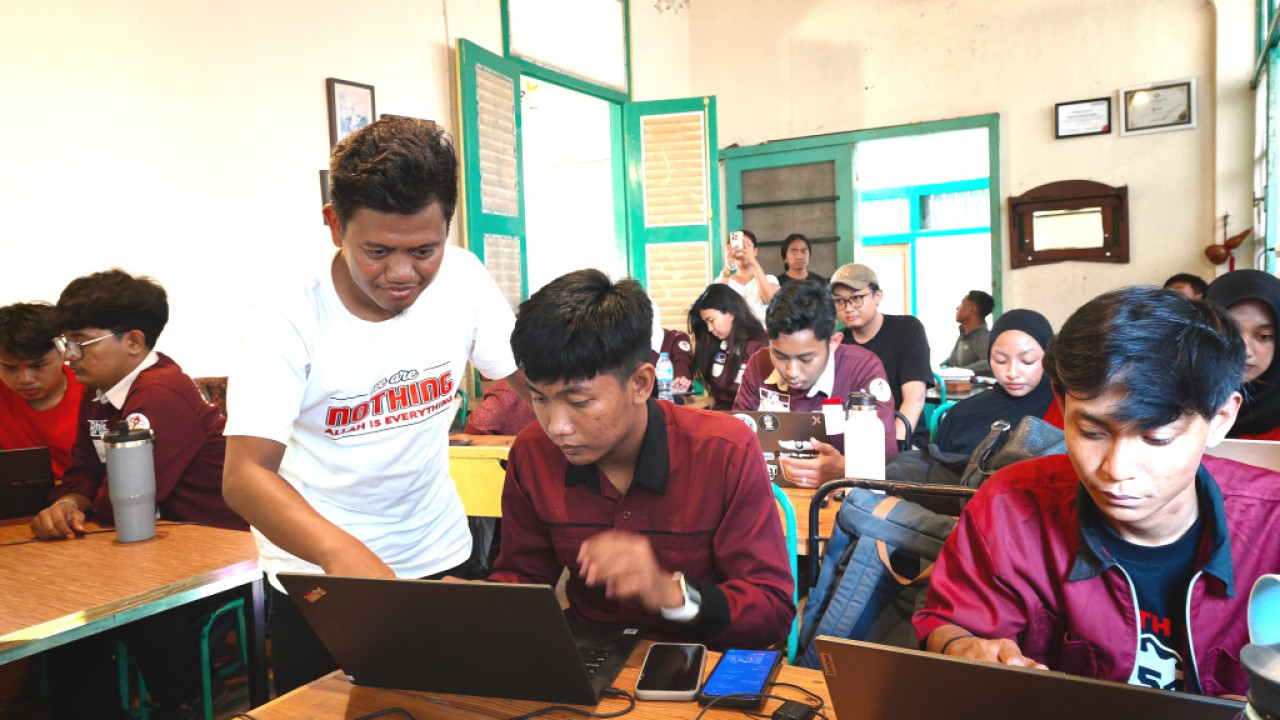 Mas ZAR memandu peserta pelatihan Jurnalistik di RLD. (Foto: Ali Masduki/jatimnow.com)