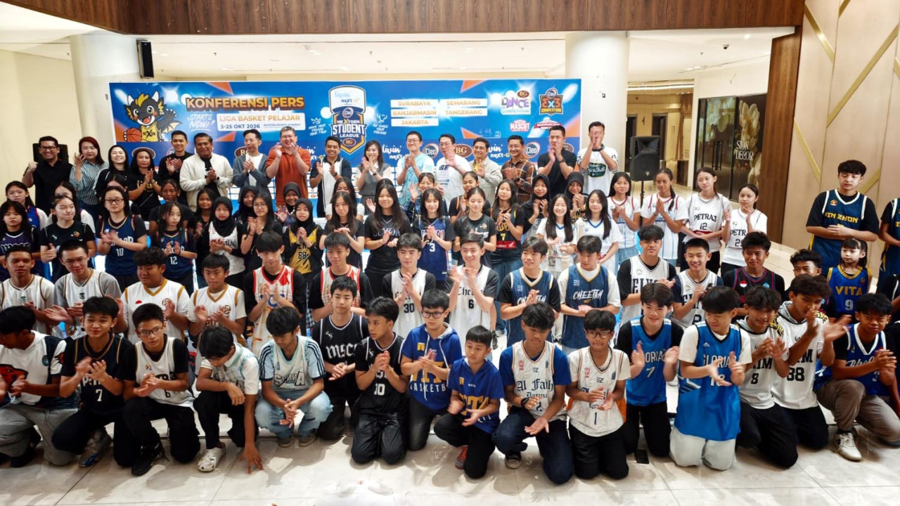 Para pebasket muda foto bersama usai sesi konferensi pers di Nextgen Arena, Ciputra World Mall Surabaya, Sabtu (19/9/2026). (Foto: Ali Masduki/jatimnow.com)